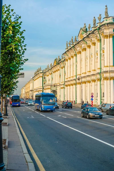 Trafik på Dvortsovaya vallen i St. Petersburg — Stockfoto