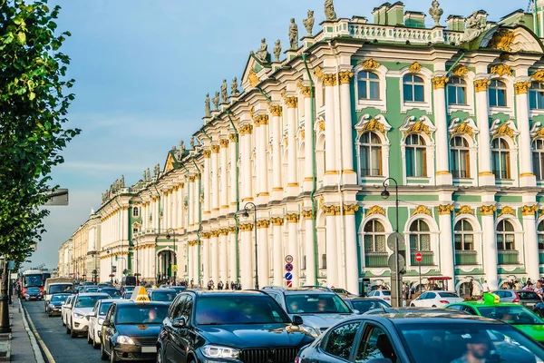 Verkeer op Dvortsovaya Dijk in Sint-Petersburg — Stockfoto