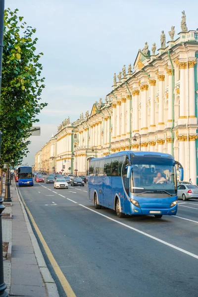 Trafic sur le remblai Dvortsovaya à Saint-Pétersbourg — Photo