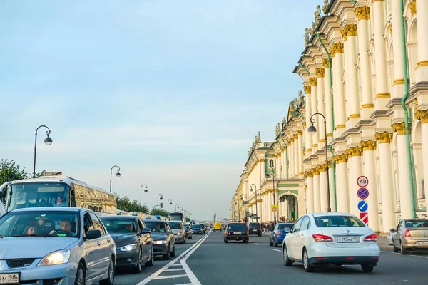 Provoz na nábřeží palácového v Petrohradu — Stock fotografie