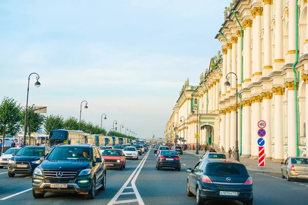 Dvortsovaya töltésén St. Petersburg forgalom — Stock Fotó