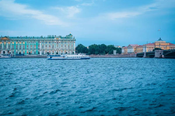 Dvortsovaya aterro em São Petersburgo — Fotografia de Stock