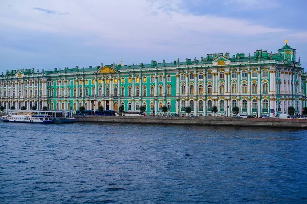 Terraplén de Dvortsovaya en San Petersburgo —  Fotos de Stock