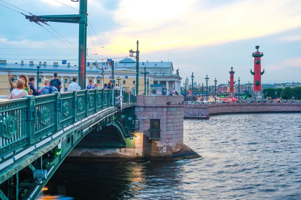 Невская набережная с ростральными колоннами и Дворковиным мостом в Санкт-Петербурге — стоковое фото