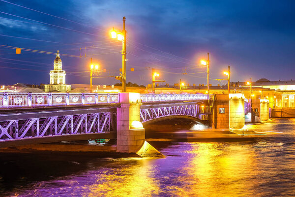 Neva river and Dvorcoviy bridge in Sankt-peterburg