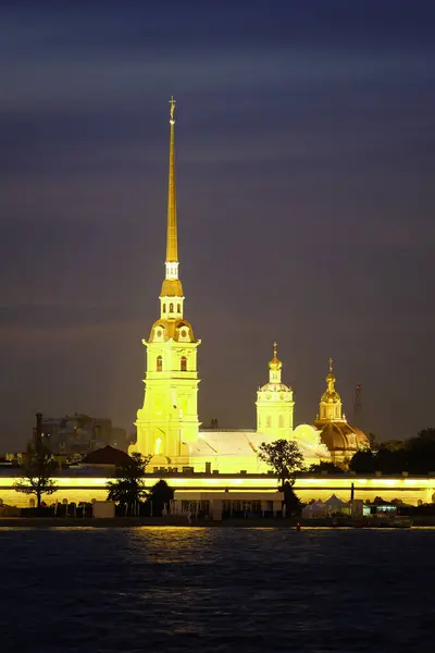 Peter y Paul fortaleza en Sankt-peterburg —  Fotos de Stock