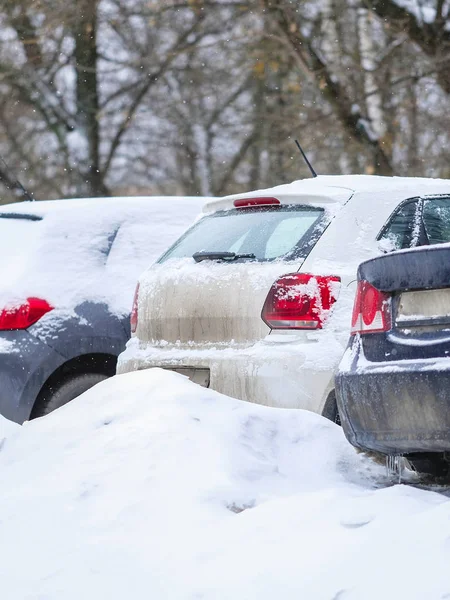 Carros em um estacionamento em inverno — Fotografia de Stock