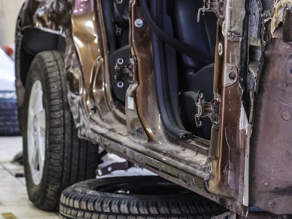 Auto in carrozzeria di una stazione di riparazione auto — Foto Stock