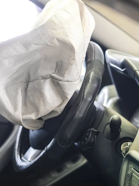 Interior del coche con la bolsa de aire abierta — Foto de Stock