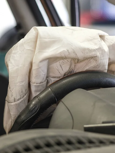 Interno di auto con l'airbag aperto — Foto Stock