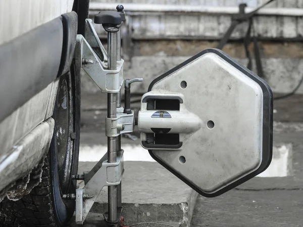 Equipamento de alinhamento de rodas em uma roda de carro — Fotografia de Stock