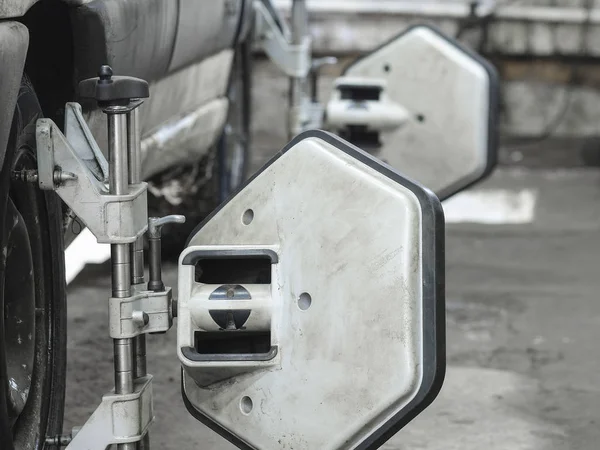 Equipamento de alinhamento de rodas em uma roda de carro — Fotografia de Stock