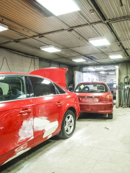 Auto reparatie in een auto body shop — Stockfoto