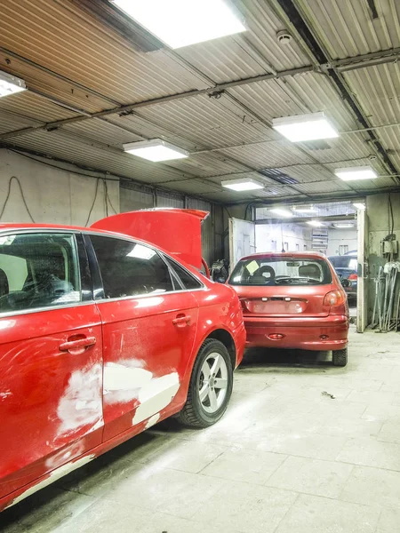 Autó, javítás egy autó body Shop alatt — Stock Fotó