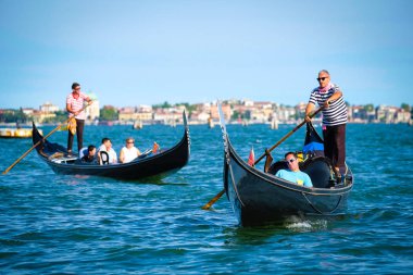 bir kanalda Venedik'te gondol