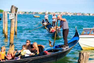 bir kanalda Venedik'te gondol