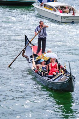 bir kanalda Venedik'te gondol