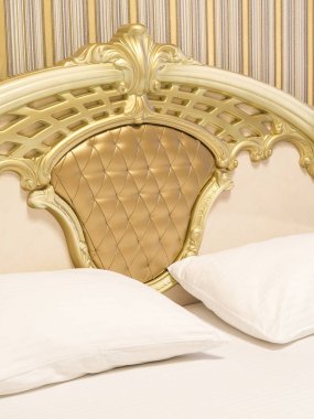 Bir otel odasının içinde.