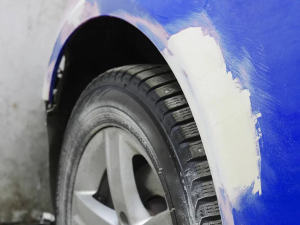 Car under repair in a car body shop — Stock Photo, Image