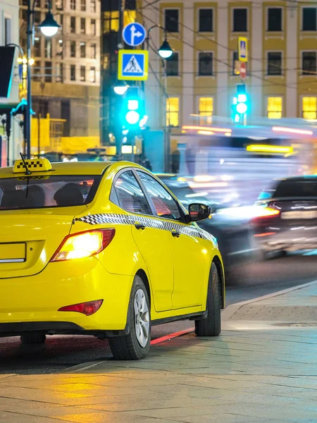 Yellow taxi in a center of Moscow — Stock Photo, Image