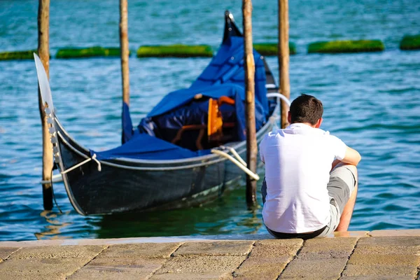 Az ember ül a gondola, Velence közelében — Stock Fotó