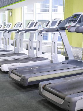 Bir spor salonunun içinde.