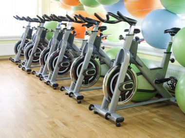 Fitness salonu fitness bisiklet ile iç