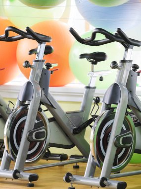 Fitness salonu fitness bisiklet ile iç