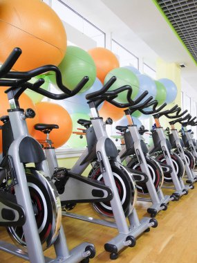 Fitness salonu fitness bisiklet ile iç