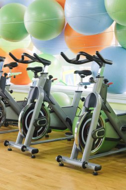 Fitness salonu fitness bisiklet ile iç
