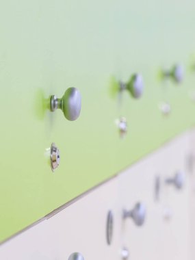 Fitness kulüp soyunma odasında kutu