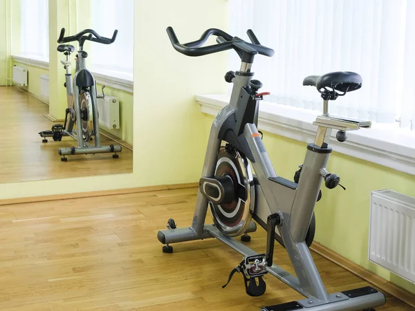 Interior del gimnasio con bicicletas fitness —  Fotos de Stock