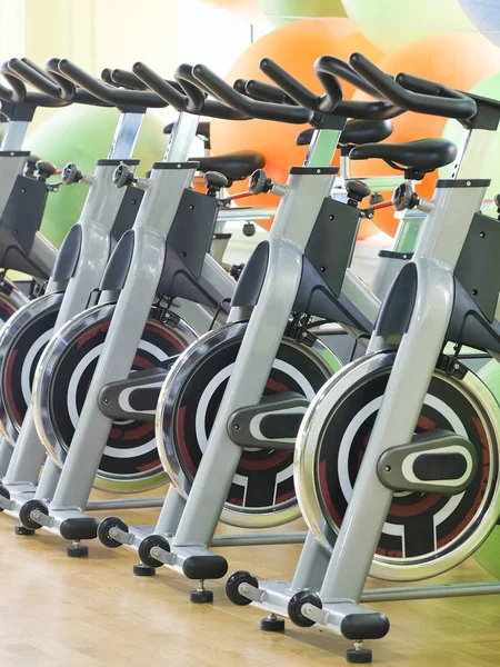 Fitness salonu fitness bisiklet ile iç