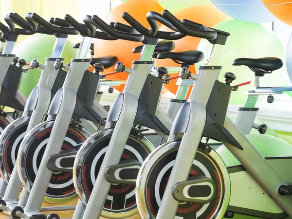 Інтер'єр тренажерного залу з фітнес-велосипедами — стокове фото