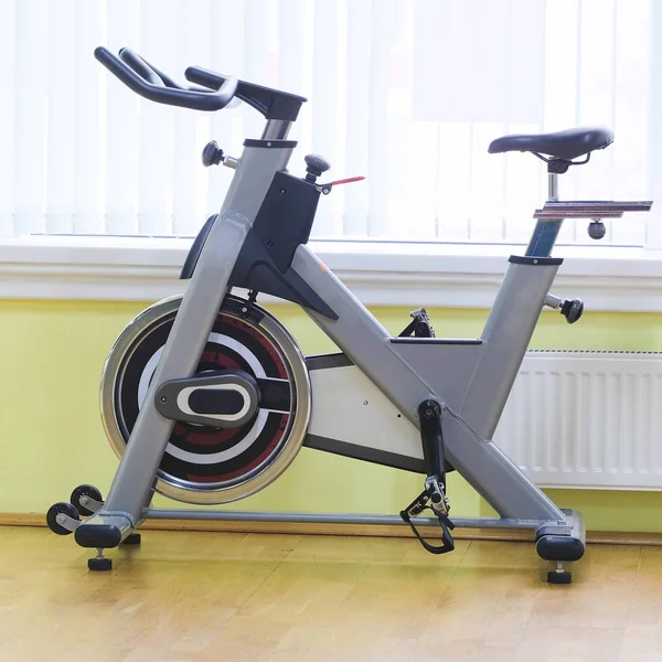 Interior da sala de fitness com bicicletas fitness — Fotografia de Stock