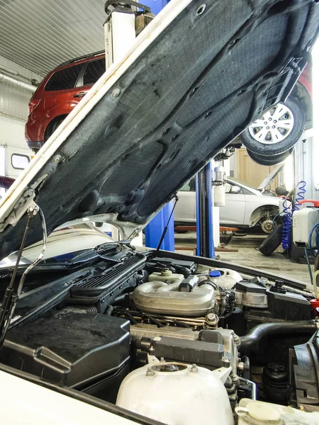 Coche en una estación de reparación de automóviles —  Fotos de Stock