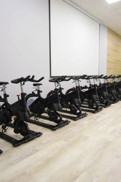 Bisiklet bir fitness salonu — Stok fotoğraf