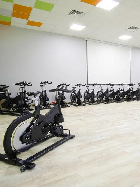 Bicicletas em uma sala de fitness — Fotografia de Stock