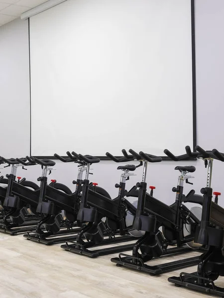 Jízdní kola v hale fitness — Stock fotografie