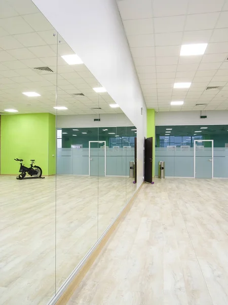 Bicicletas em uma sala de fitness — Fotografia de Stock