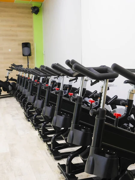 Bicicletas em uma sala de fitness — Fotografia de Stock