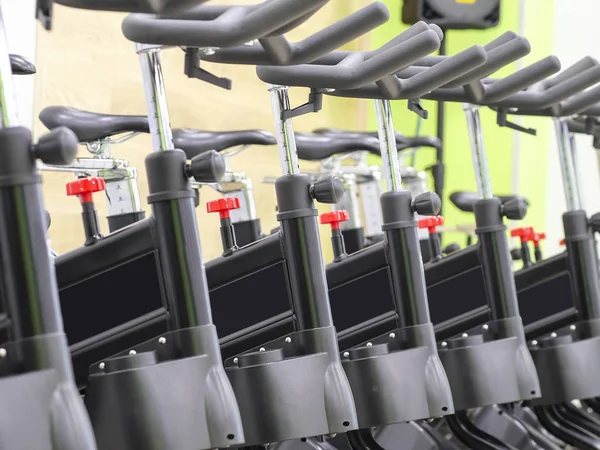 Jízdní kola v hale fitness — Stock fotografie