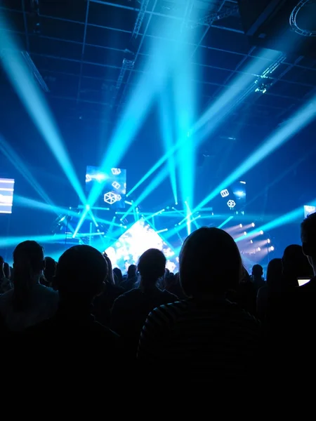 Silthouettes de espectadores en un concierto —  Fotos de Stock
