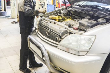 Arabanın içinde bir araba onarım istasyonu