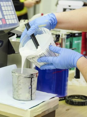 Ressam bir araba onarım istasyonu