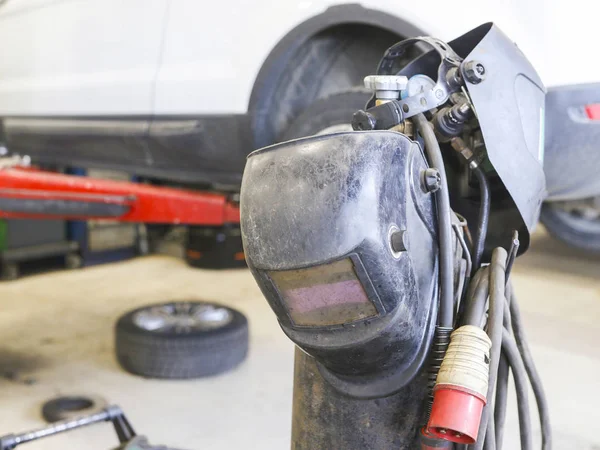 Schweißgeräte hautnah in einer Autowerkstatt — Stockfoto
