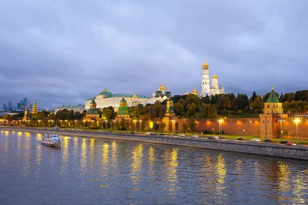 Панорама Московского Кремля в ночь — стоковое фото