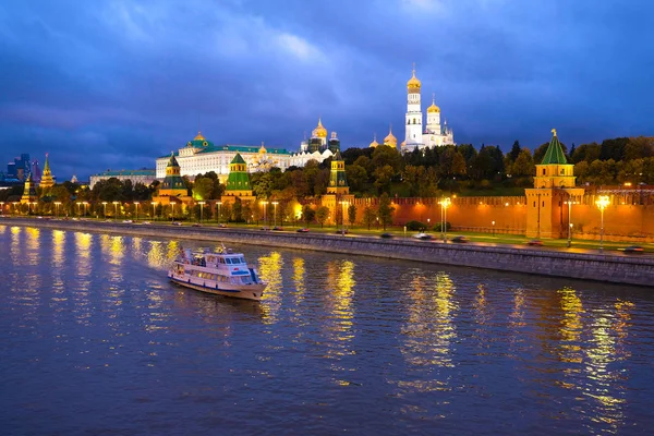 Панорама Московского Кремля в ночь — стоковое фото