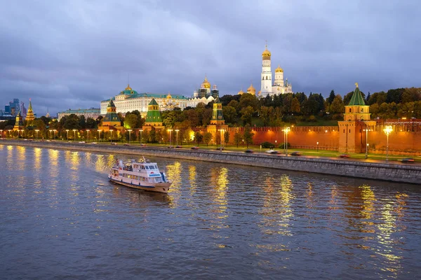 Панорама Московского Кремля в ночь — стоковое фото