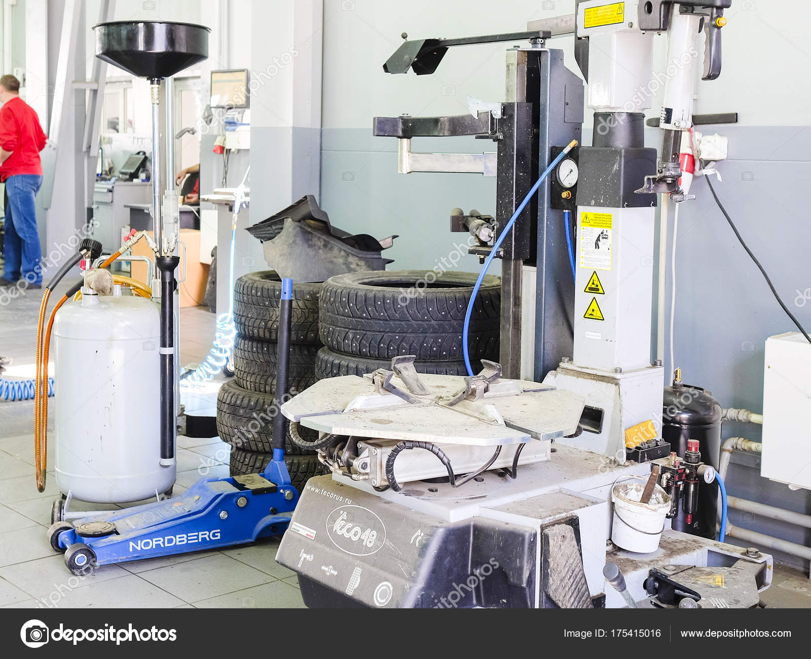 Oil Changing Equipment Car Repair Station Stock Photo by ©uatp12 175415016